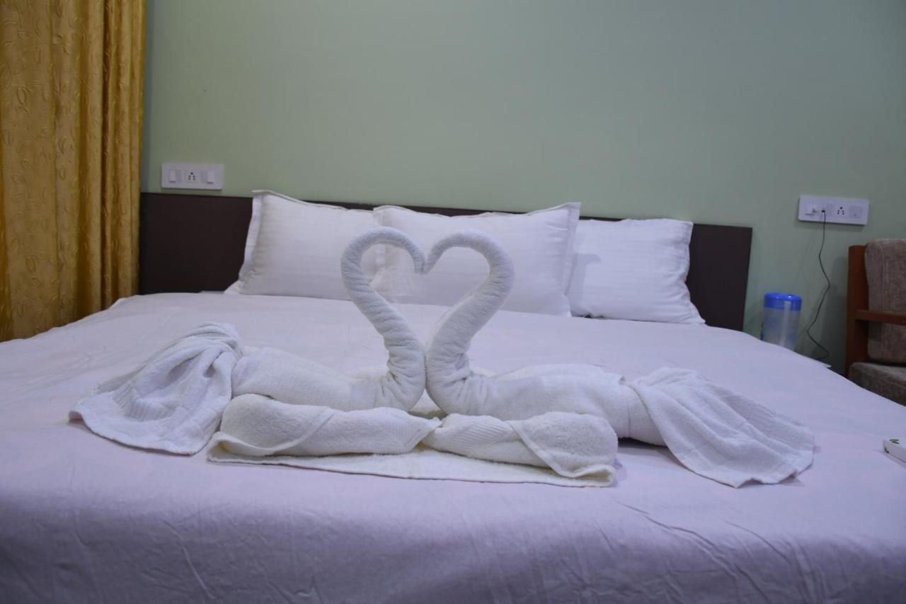 Hotel Aayes And Resort Shanti Niketan Room photo